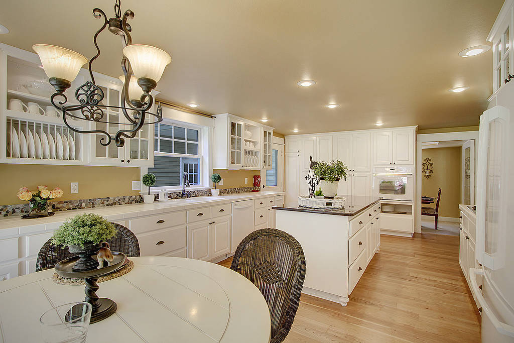 {SNOHOMISH EQUESTRIAN TIMELESS ESTATE} LUXURY WITH STUDIO APARTMENT