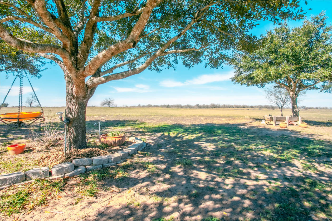 Beautiful Ranch style home on 50 acres Floresville, Wilson County