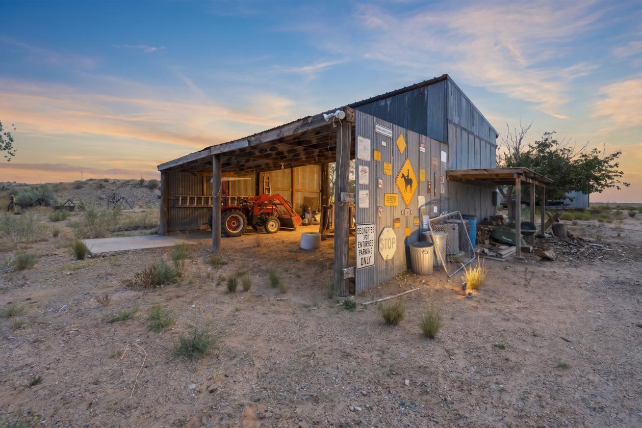 Well maintained horse property - photo 7