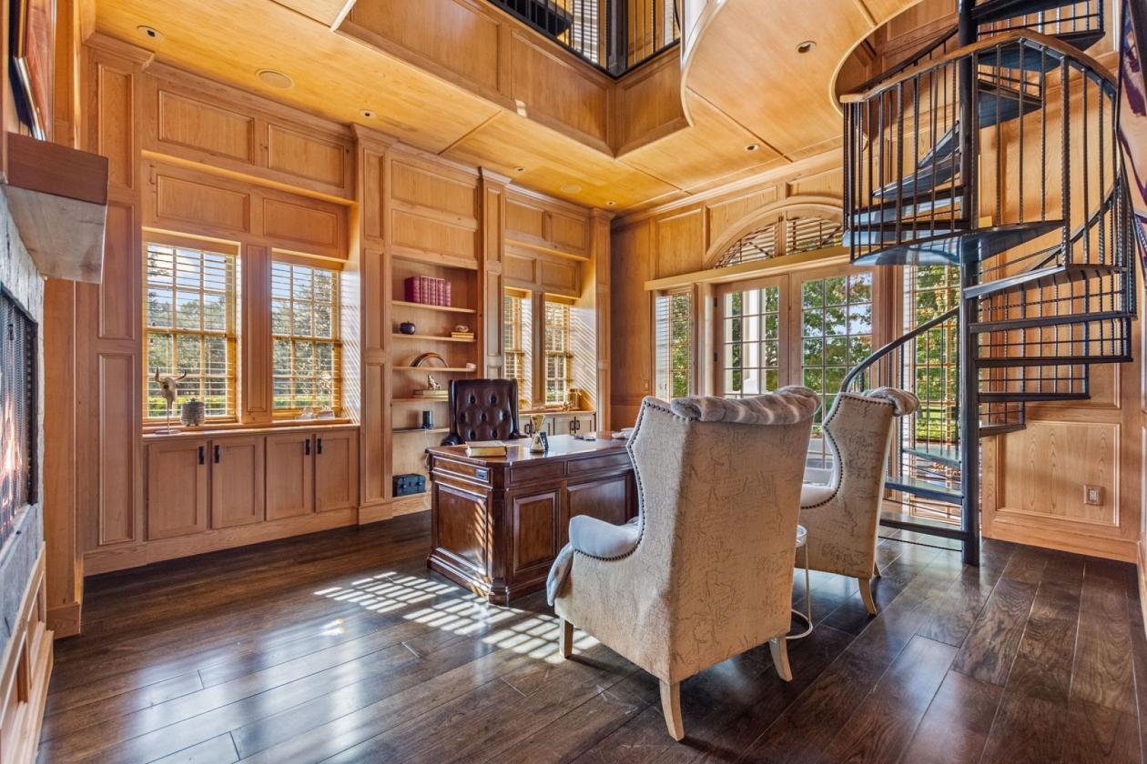 Zoelyon | Equestrian Estate with 5 Stall Barn - photo 16