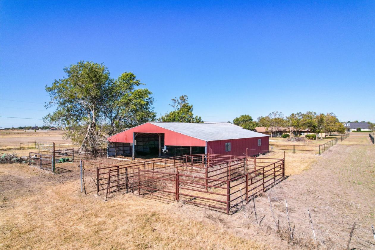 Unrestricted, Fully Fenced, 25.5 Acres and Home - photo 17