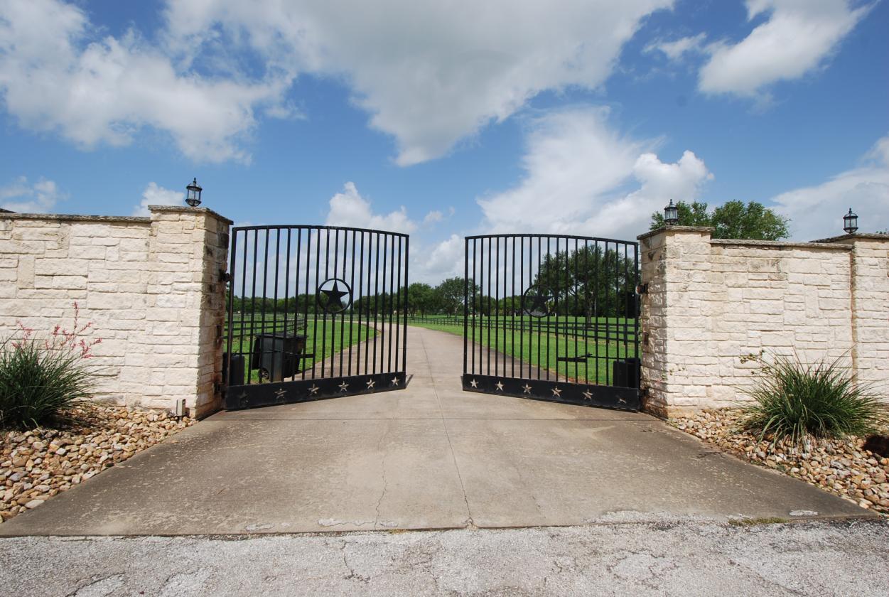 Extraordinary Estate on 7.8 Acres, 6-Stall Barn, & Dressage Arena - photo 3