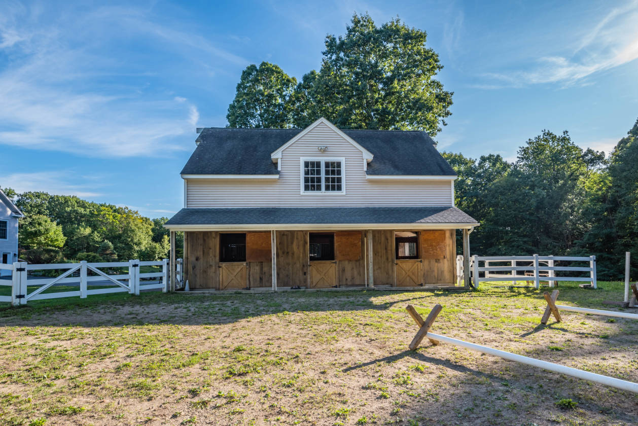 BEAUTIFUL PRIVATE WINDRIDGE FARM ESTATE Harwinton, Litchfield County