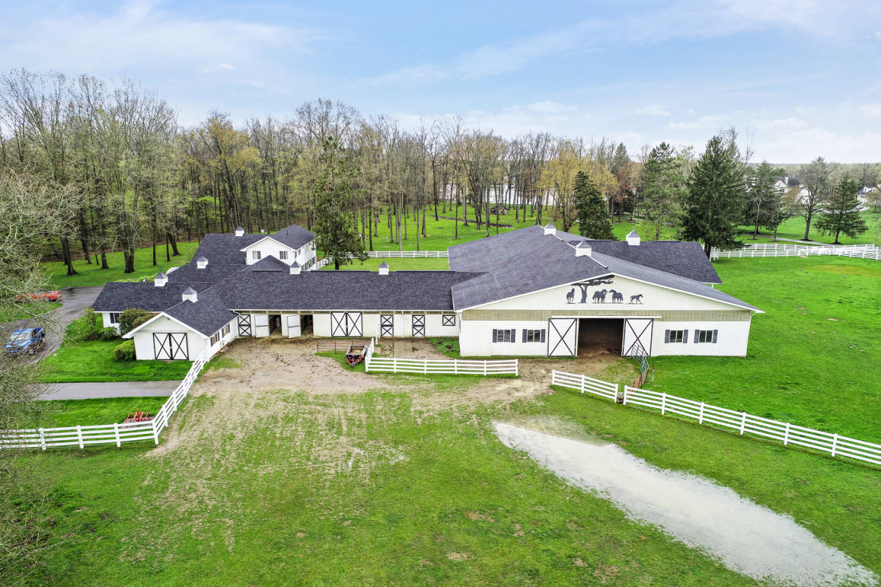 STUNNING EQUESTRIAN ESTATE SANCTUARY. Howell, Livingston County