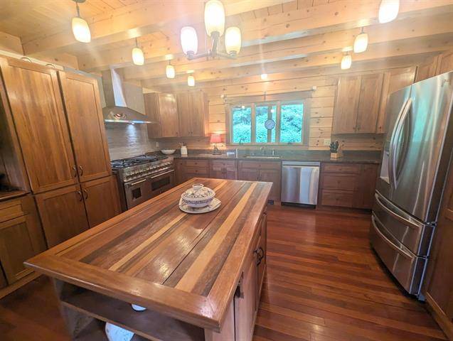 Beautifully crafted log cabin with lake frontage - photo 4