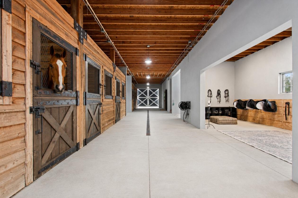 Zoelyon | Equestrian Estate with 5 Stall Barn - photo 3