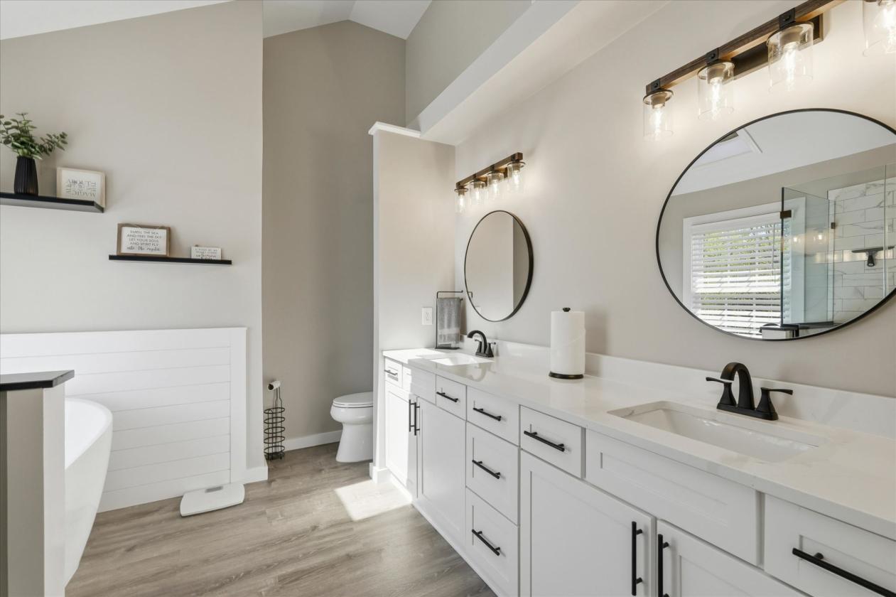 Luxury Farmhouse Residence Equestrian Suitable! - photo 20