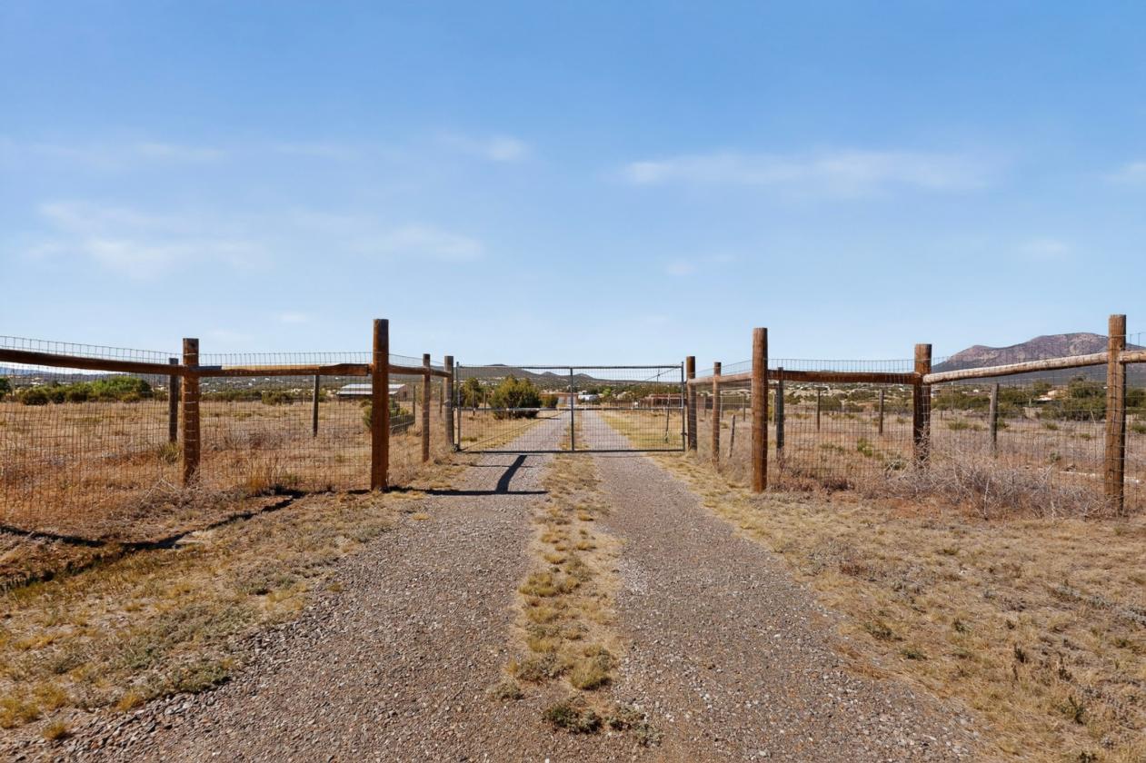 Fabulous, one of a kind horse property - photo 10