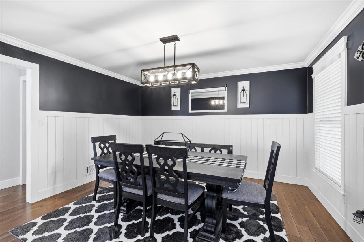 Luxury Farmhouse Residence Equestrian Suitable! - photo 11