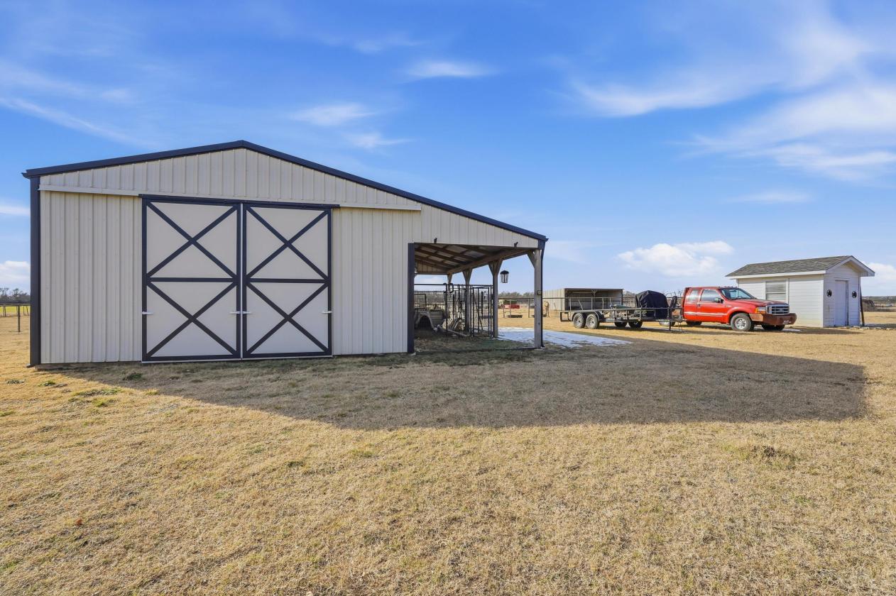Lovely home with Pool on 9+/- AC Fully Pipe Fenced - photo 4