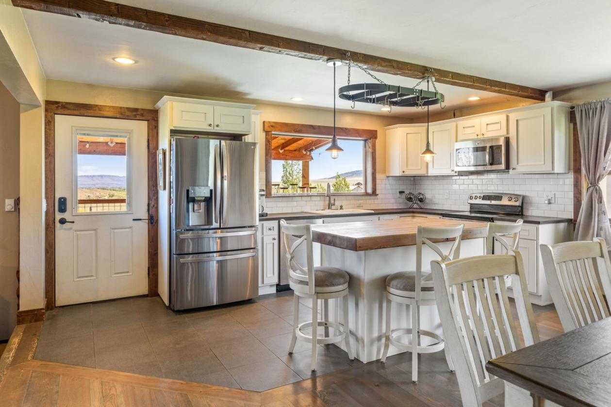 Home, ADU, Barn, 10 acres and Million Dollar views - photo 7