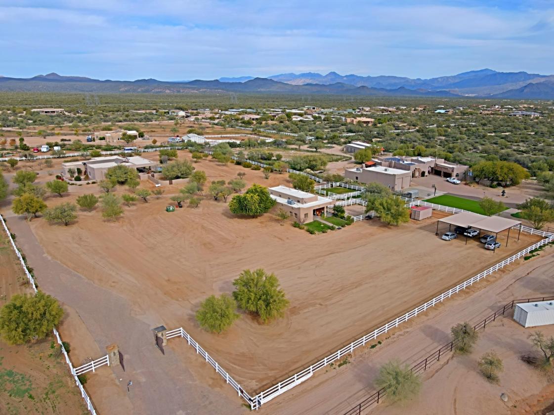 Exceptional 5 Acre Estate with a Designer Barn - photo 4