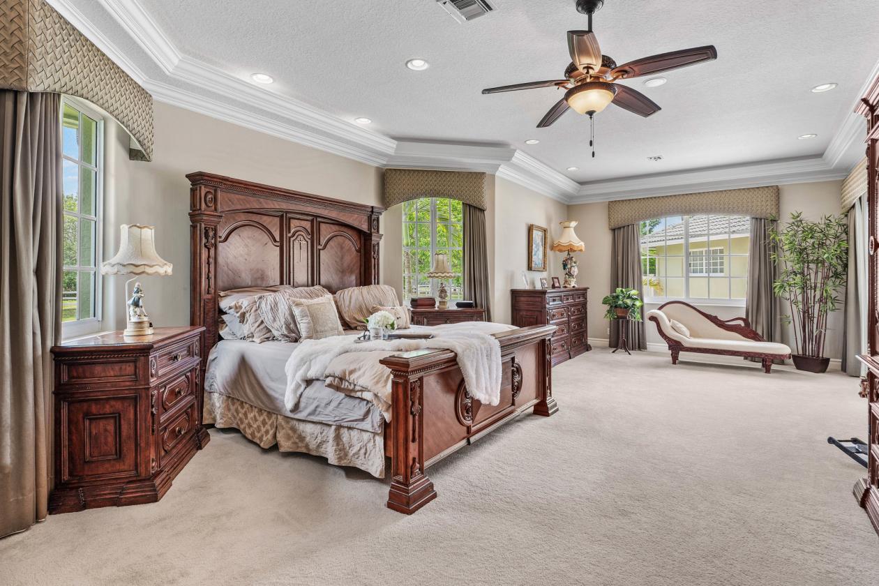 Spectacular 20-Stall Equestrian Estate on 6.34 Ac - photo 15