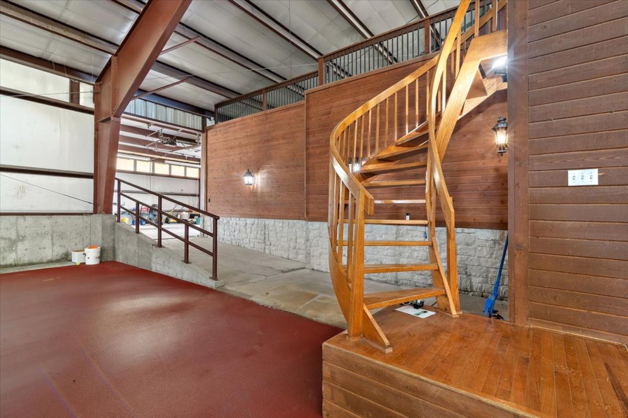 Pueblo ranch with 27,125 sq ft building - photo 18
