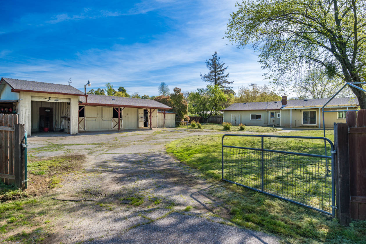 Three flat acres with Ranch home and all horse amenities,... Auburn
