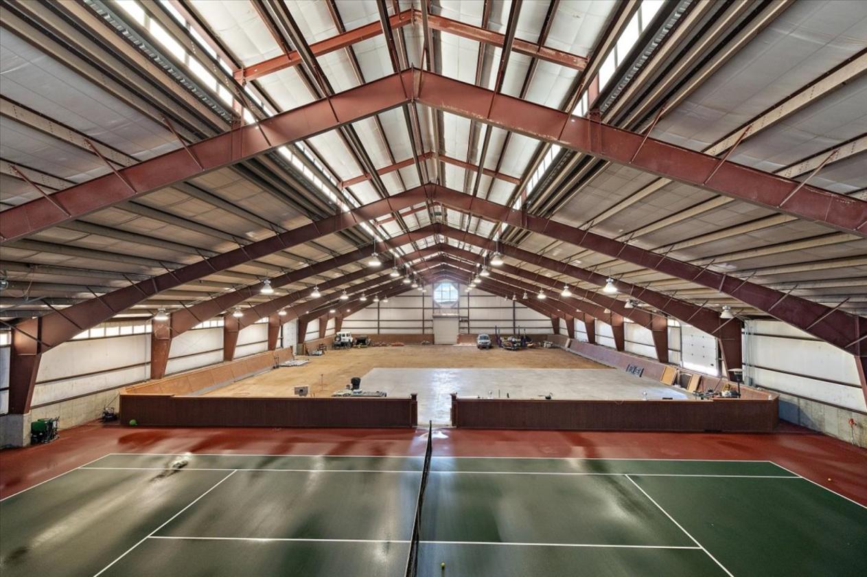 Pueblo ranch with 27,125 sq ft building - photo 2
