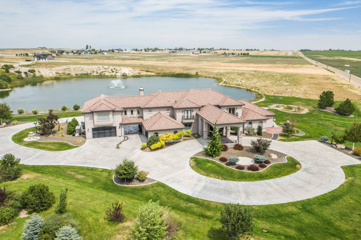 Luxurious equestrian estate with private lake! Nampa, Canyon County