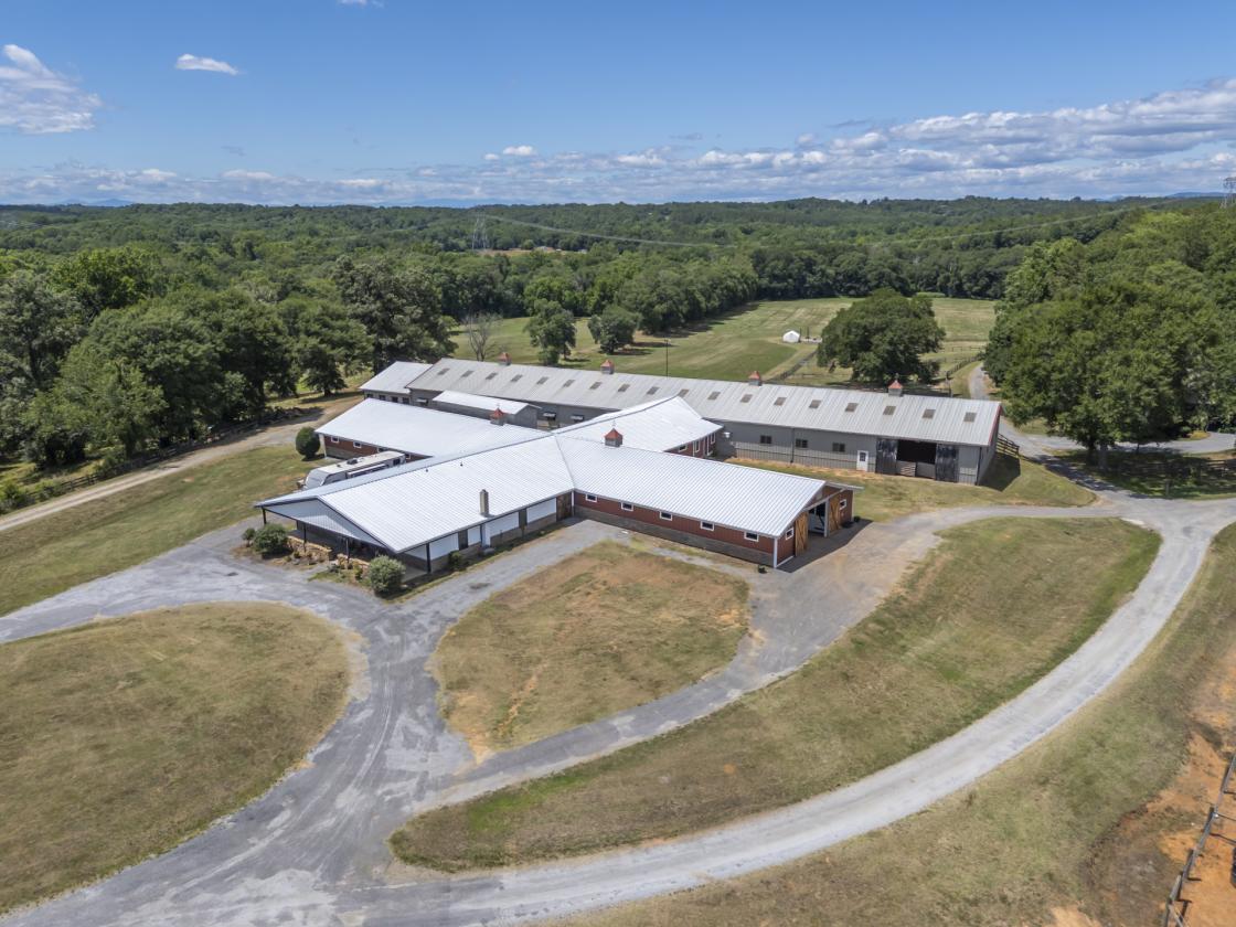 Luxury Horse Farm | 29 Stalls | Indoor Arena - photo 1