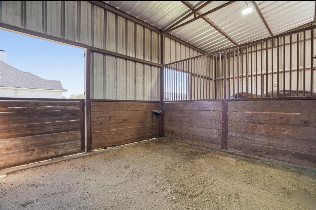 Gorgeous Parker County Ranchette on Nearly 3 acres - photo 22