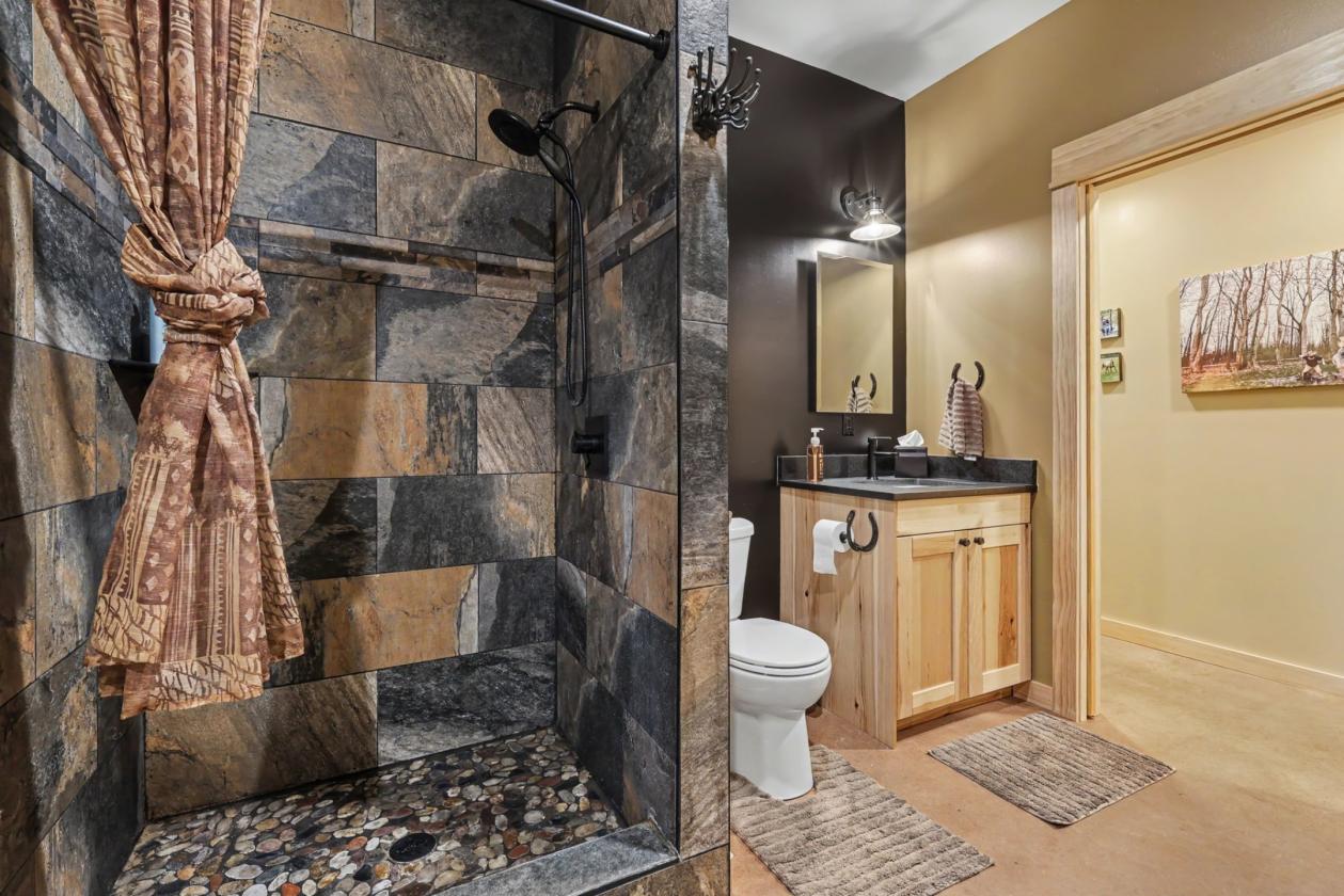 Gorgeous home with equestrian amenities - photo 25