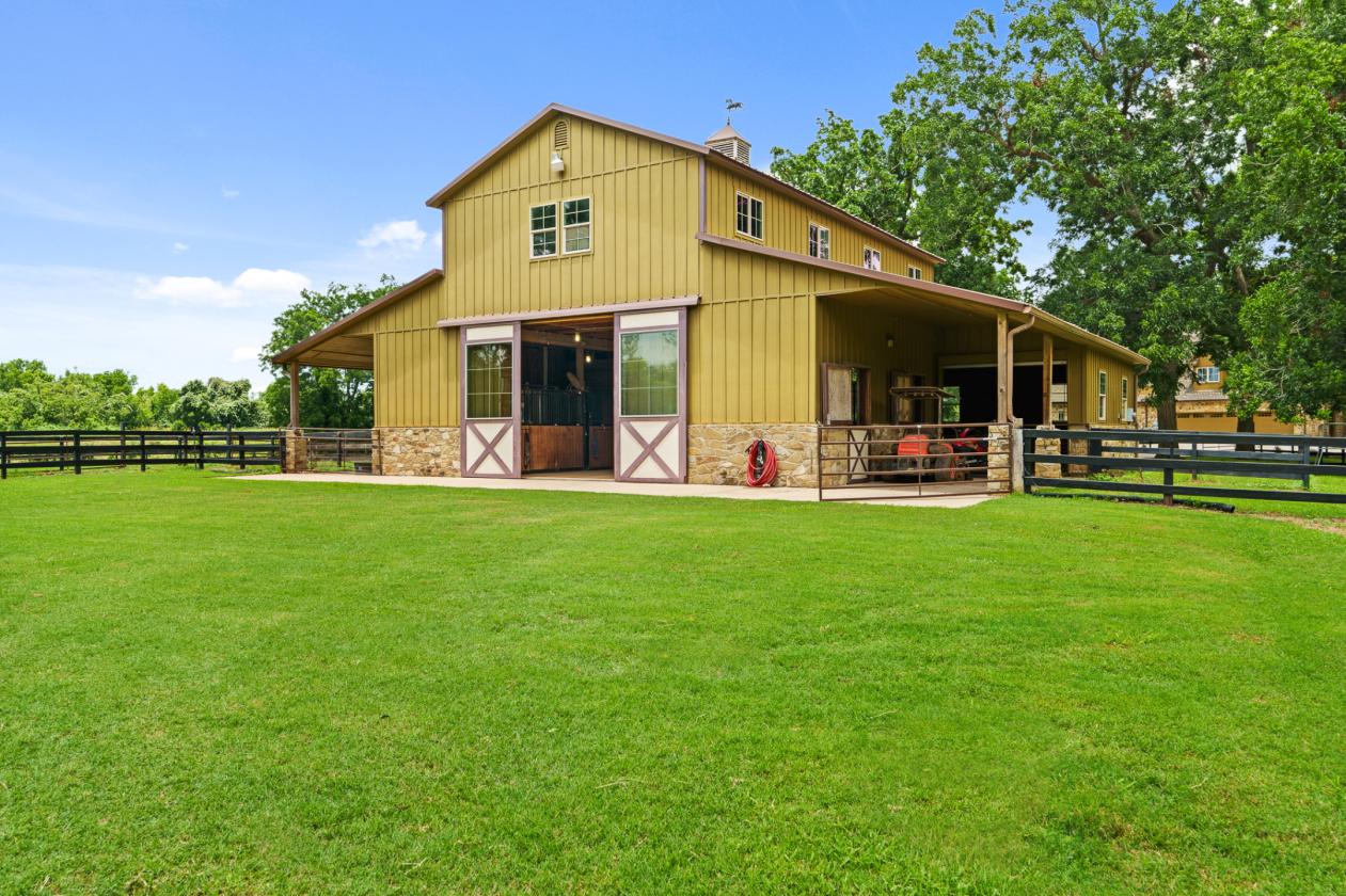 Extraordinary Estate on 7.8 Acres, 6-Stall Barn, & Dressage Arena - photo 27