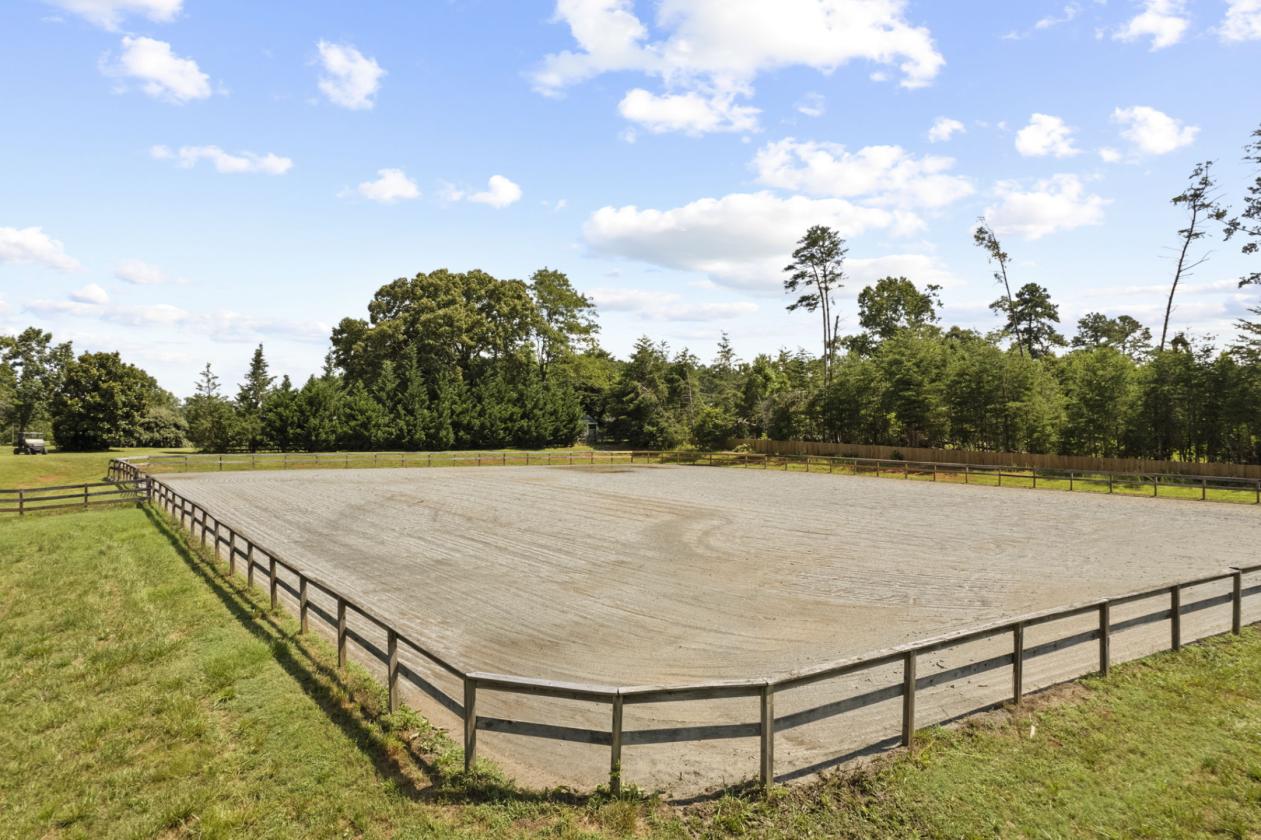25-acre farm with 10 stalls and riding arena - photo 10