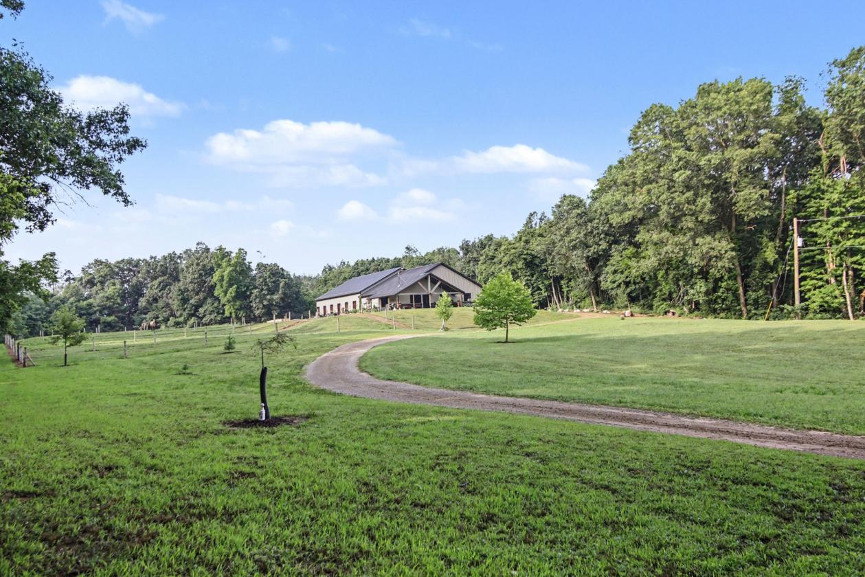 Gorgeous home with equestrian amenities - photo 11
