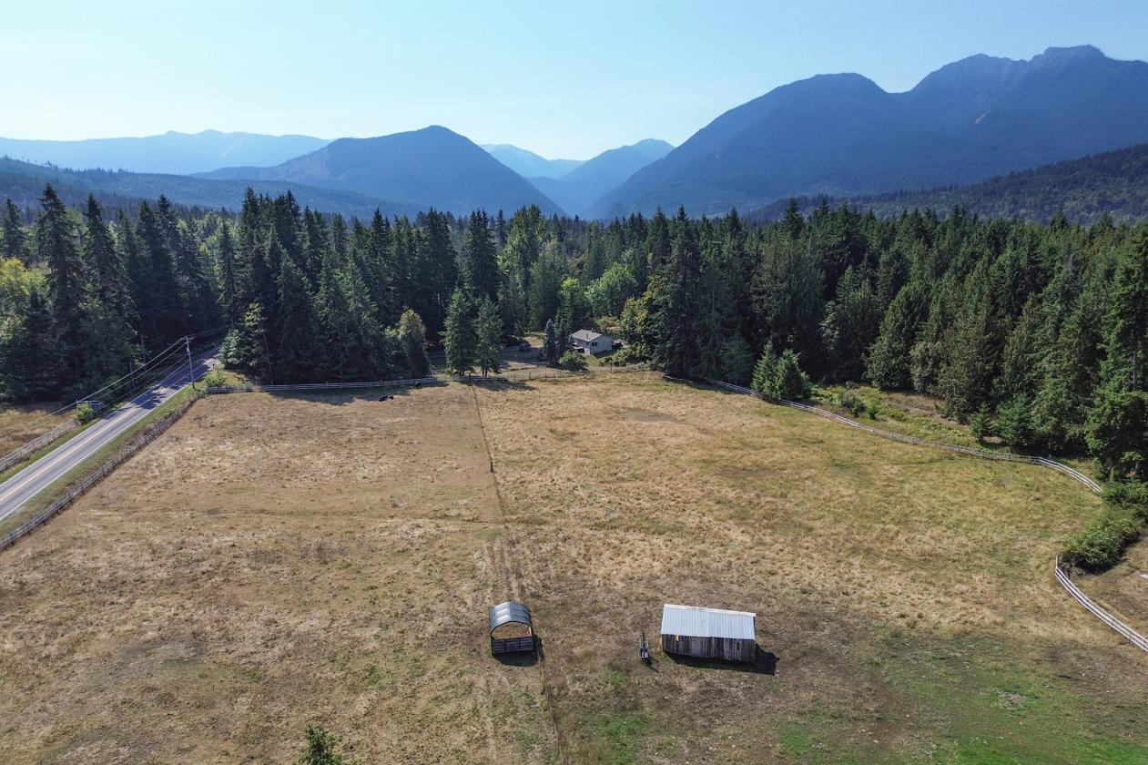 18+ Acre Turn-Key Ranch With Mountain Views - photo 9