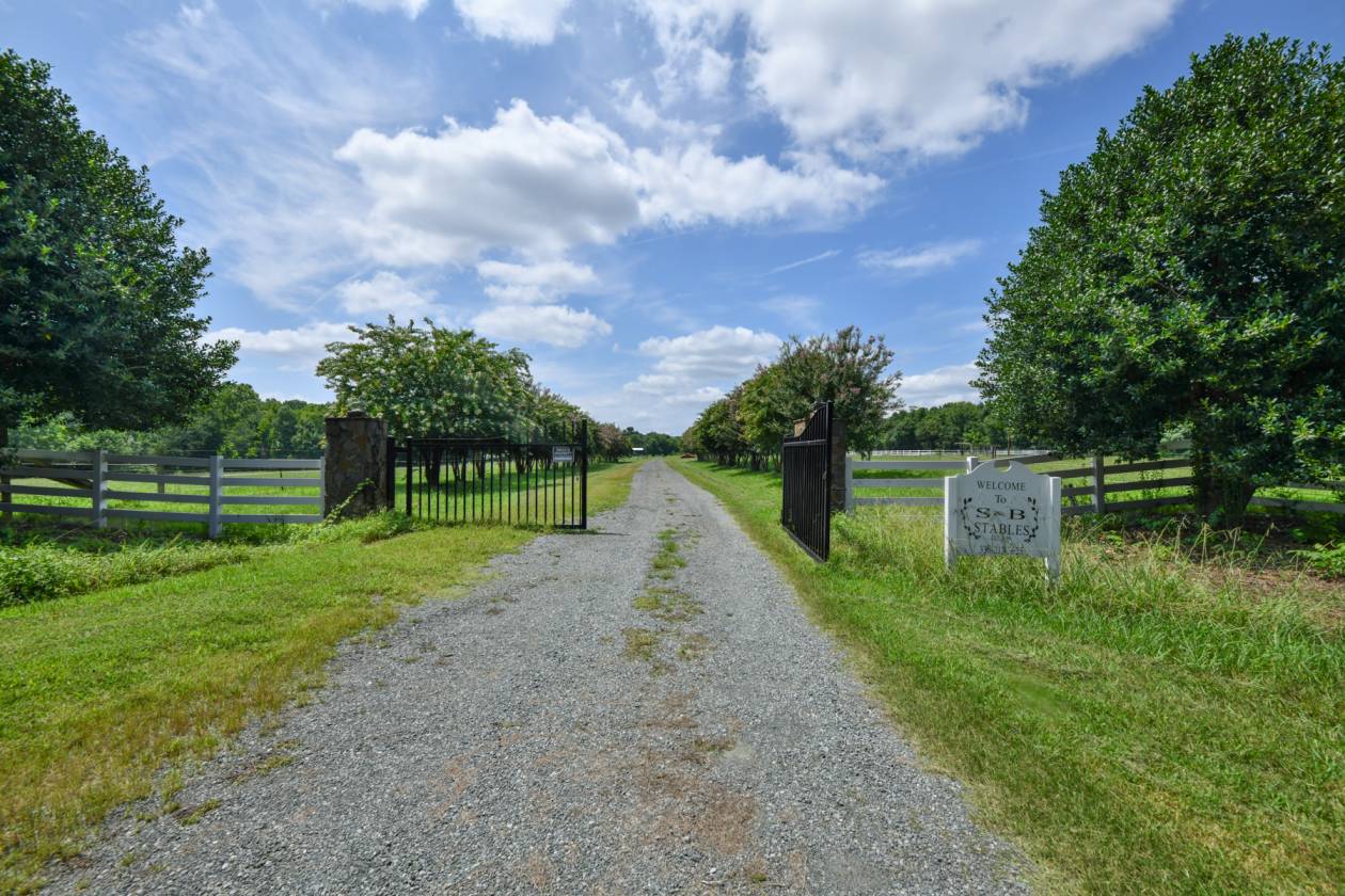 Horse Farm with potential development - photo 2