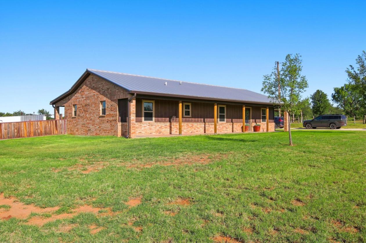 West Texas paradise with pool, barn & arena! - photo 23