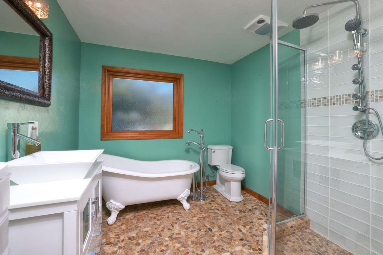 Elegant Custom Home with Grass Pastures - photo 24