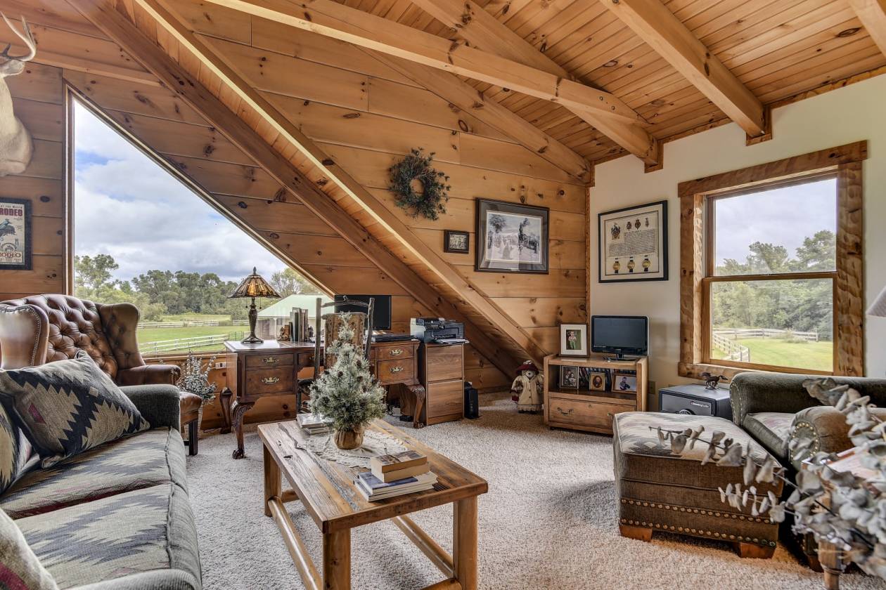 Full Tennessee Heritage Log Home, Cleary Barn, & Fenced Pastures