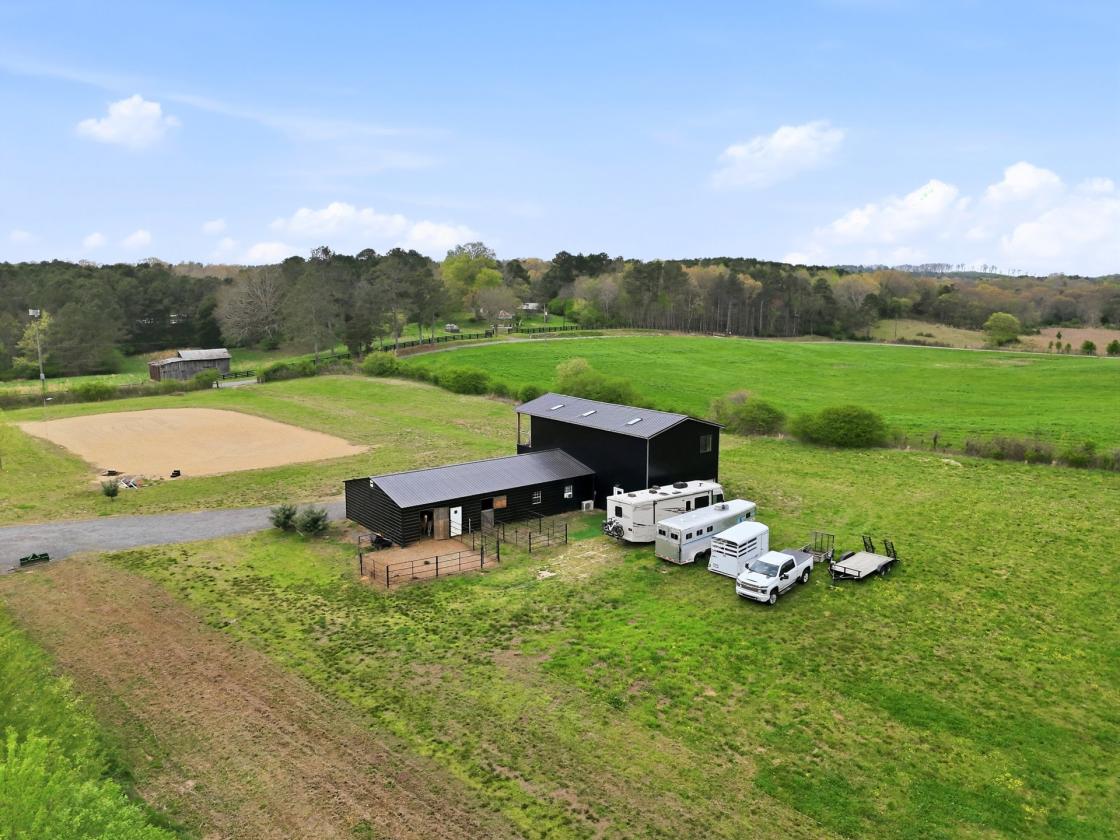 Luxurious Barndominium on Working Equestrian Farm - photo 21
