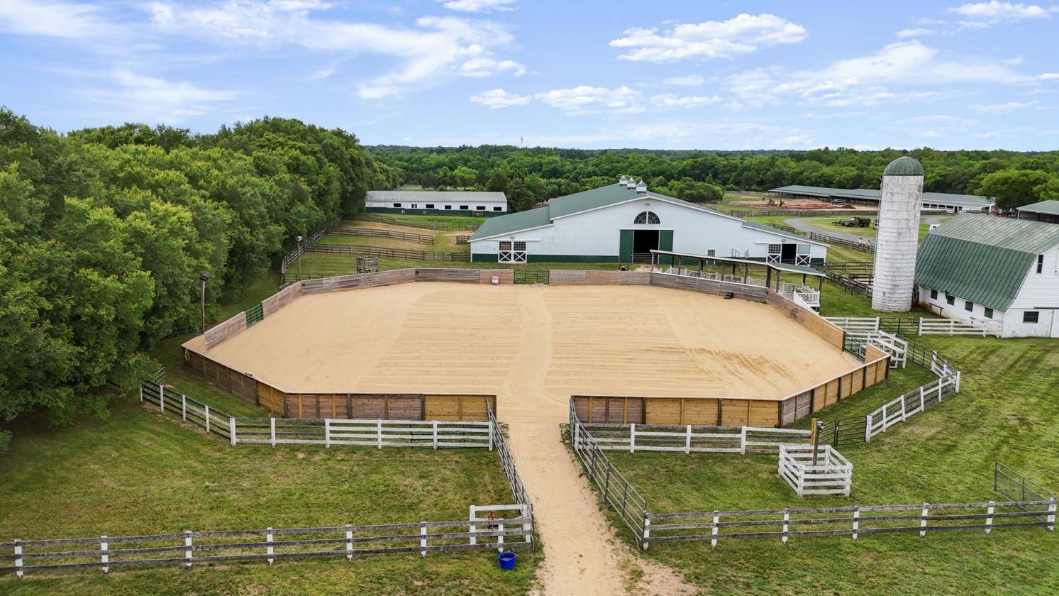 57 Stalls Indoor Arena ~Outdoor Arena ~25 Acres - photo 7