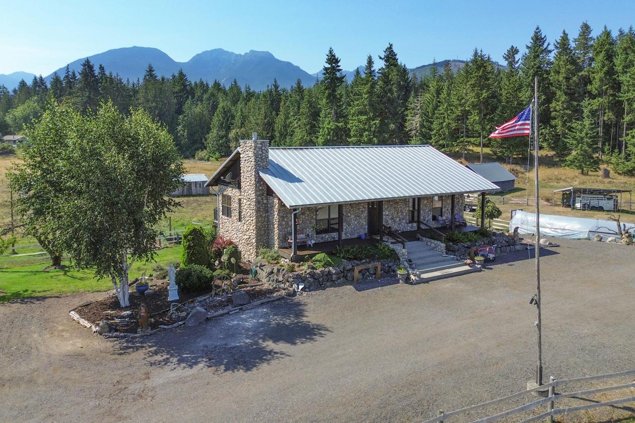 18+ Acre Turn-Key Ranch With Mountain Views - photo 1