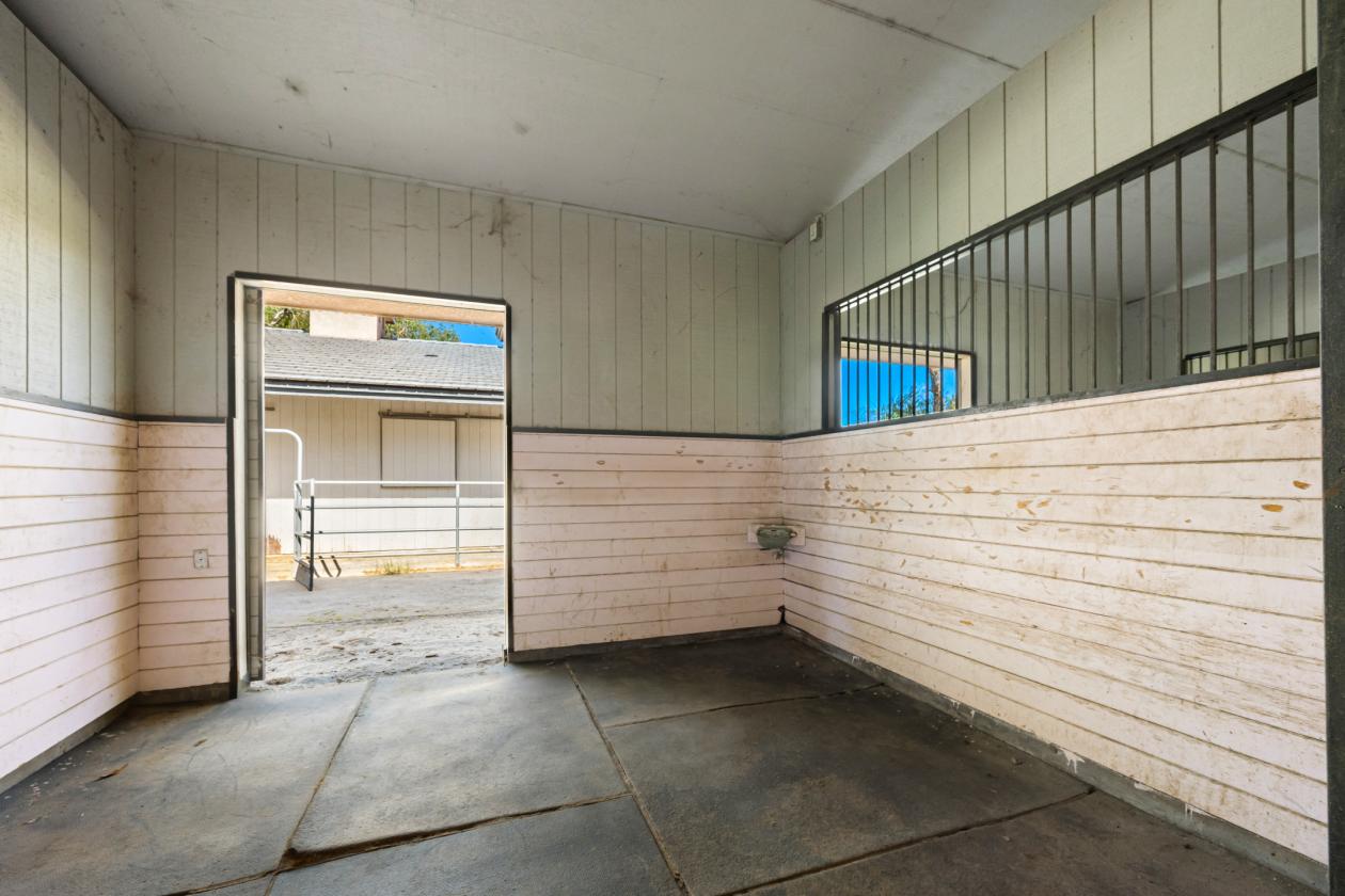 Beautiful equestrian compound on 9.29 acres - photo 27