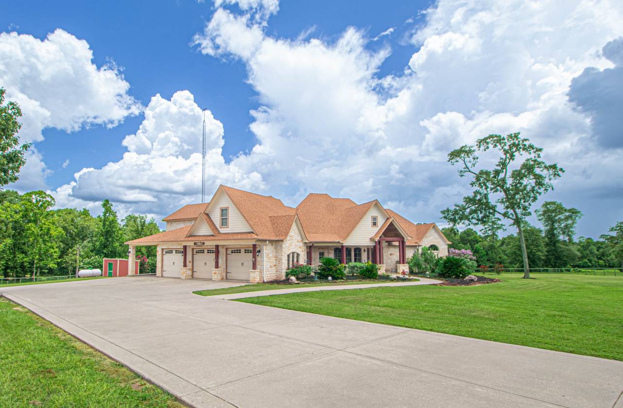 Stunning Home and Equestrian facility - photo 2