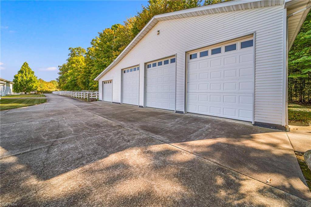 EQUESTRIAN COUNTRY ESTATE WITH CUSTOM HOME & BARN ON BEAUTIFUL PARK-LIKE SETTING - photo 7