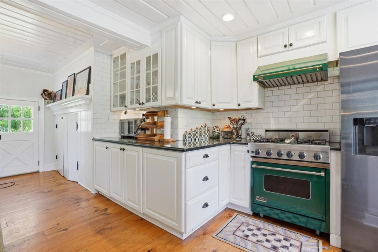 Equestrian estate w/ luxury barn & carriage house - photo 8