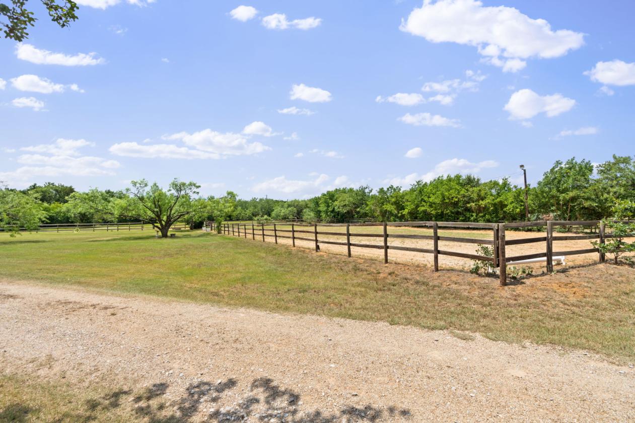 Executive home, 6 acres, 6 stalls, Pool, Arena - photo 16