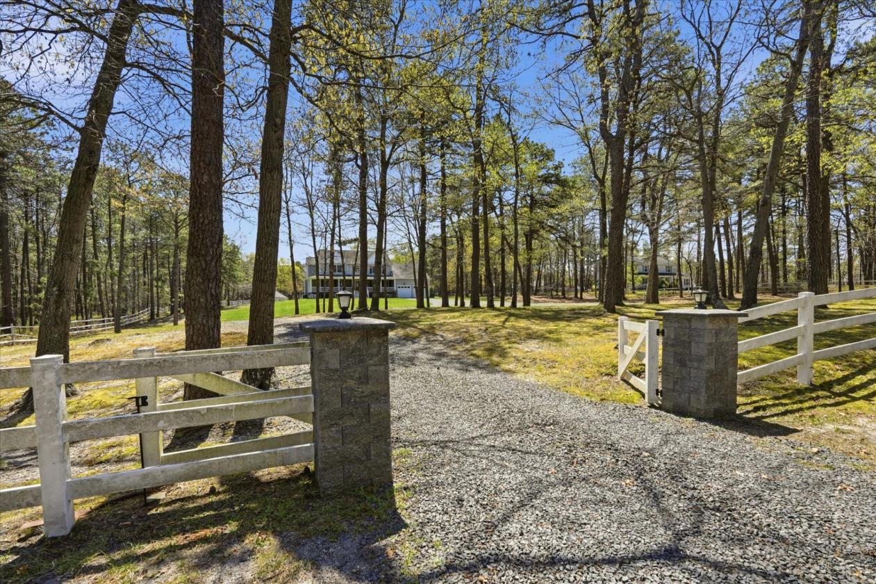Luxury Farmhouse Residence Equestrian Suitable! - photo 24
