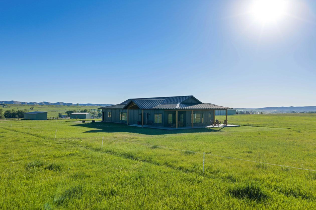 Exceptional horse property with beautiful views - photo 2