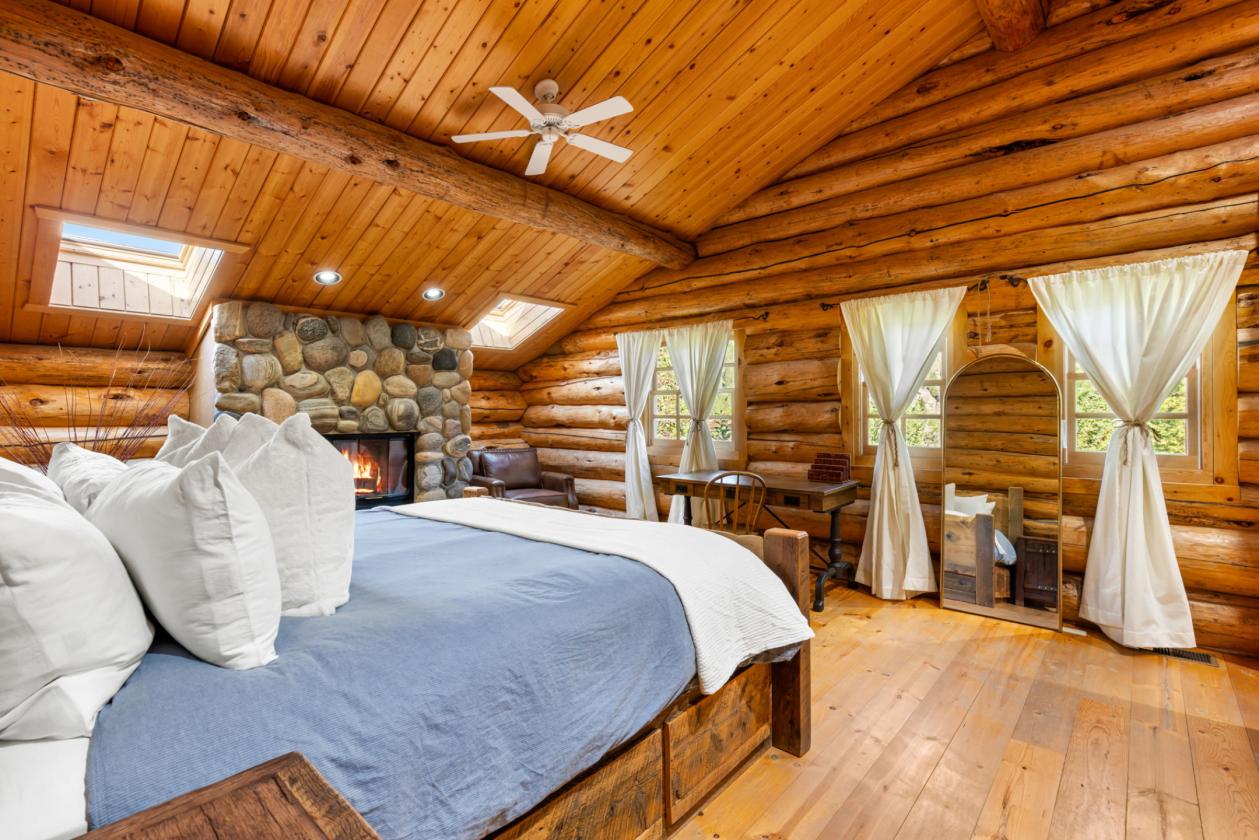Mountain cabin with pasture and views - photo 15