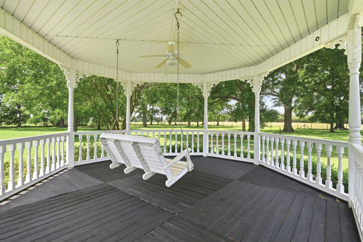 NW Florida, Antebellum-Style Home, Paddocks & Pool - photo 17