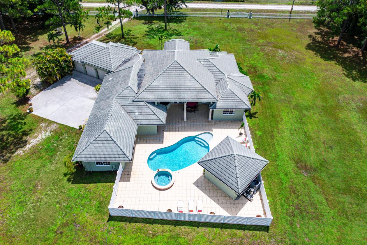 Spectacular 20-Stall Equestrian Estate on 6.34 Ac - photo 21