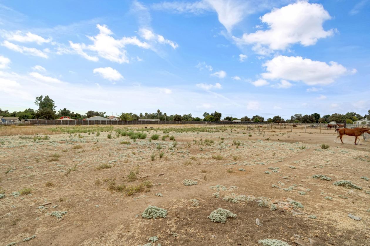 Horse Property with Owned Solar Close to City - photo 30
