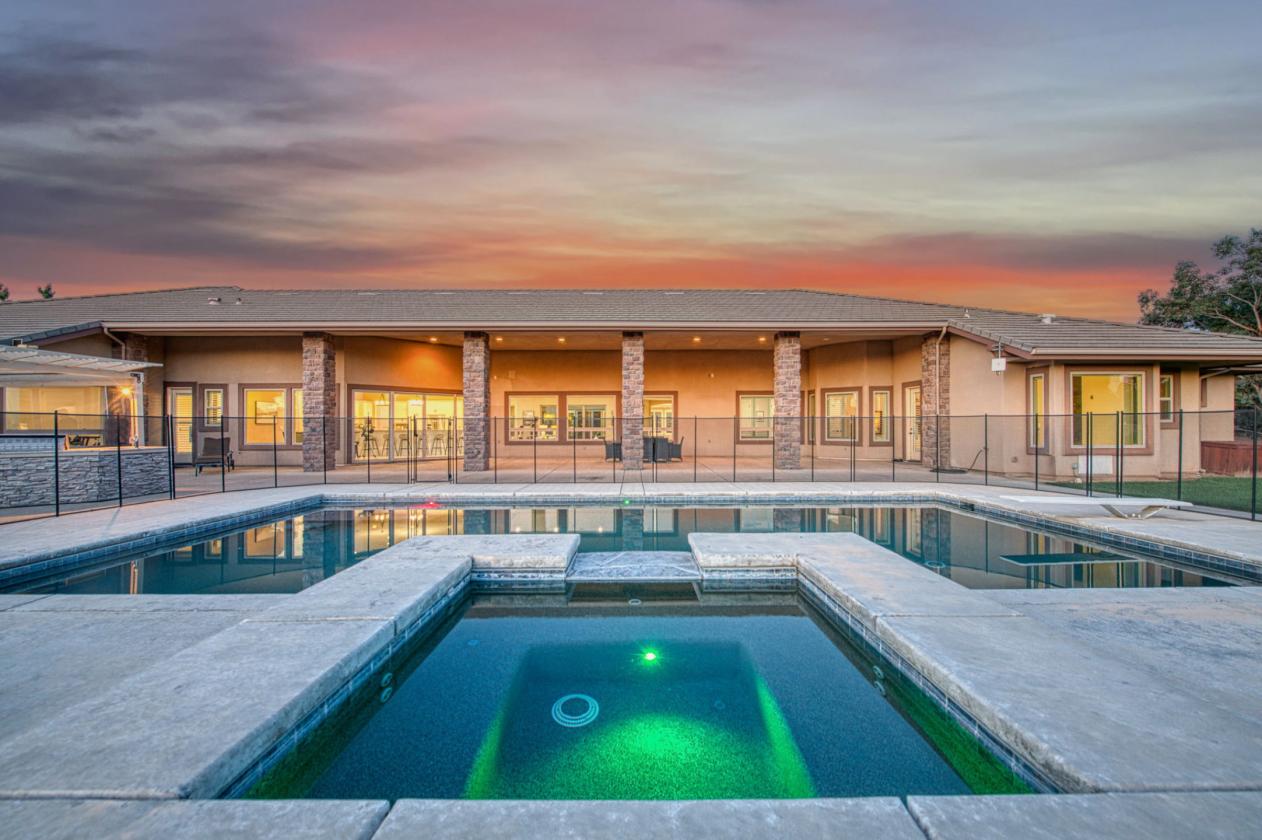 Stunning Home with Scenic 20 Acres Horses Allowed - photo 4