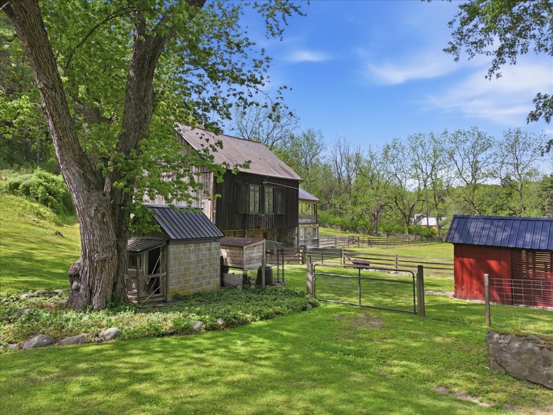 Estate with Bank Barn and Large, Updated Home - photo 24