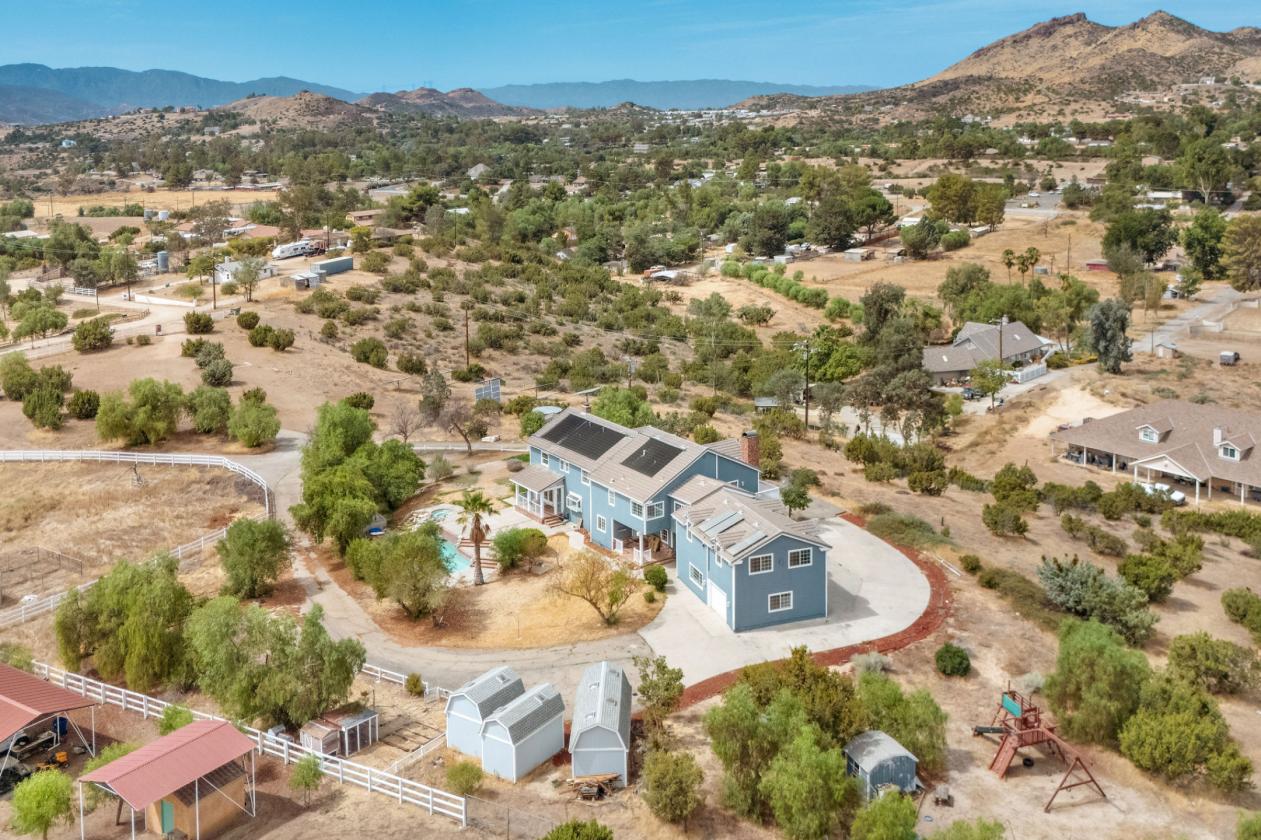 Expansive 5-Acre Estate - photo 2