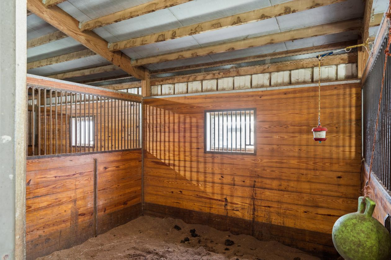 Beautiful Horse Farm with Indoor and Outdoor arena - photo 26